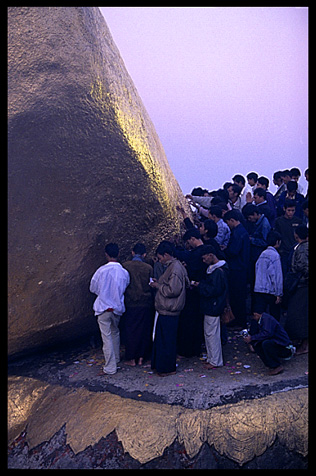 Crowdy moments at the boulder stupa in Kyaiktiyo.