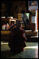 A monk giving a show with a jumping cat in Nga Phe Kyaung, better known as 'jumping cat monastery'.