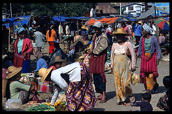 Palaung and Pa-O (Black Karren) tribes come into town on Kalaw's market day.