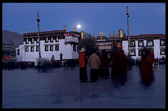 The Jokhang square by night.