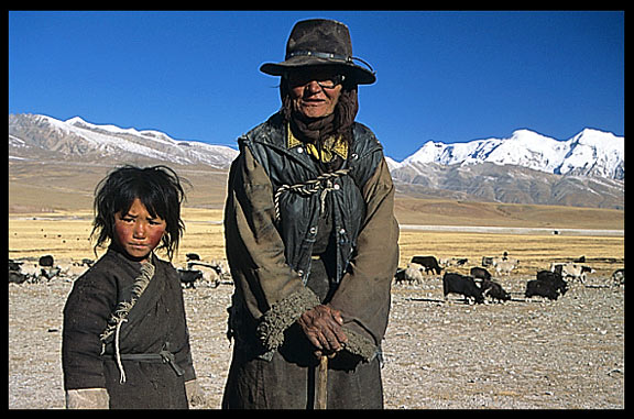 An old pilgrim and her daughter on the road from Lhasa to lake Nam Tso.