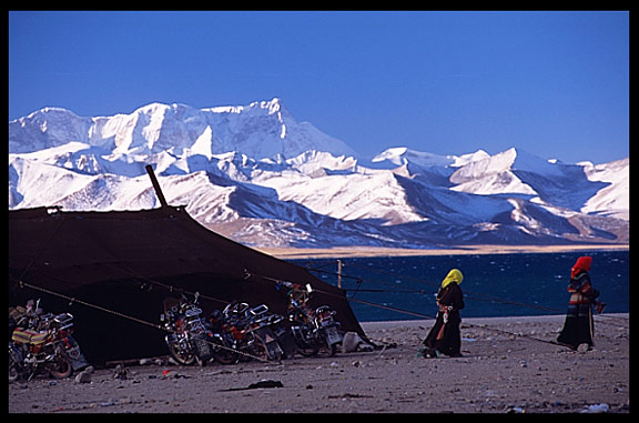 Spider tents, turquoise water, pilgrims and the Nyenchen Tanglha massif at Nam Tso.