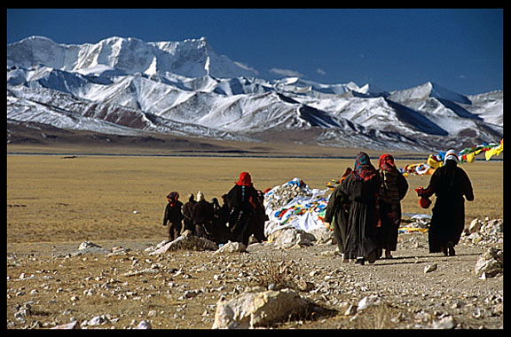 Pilgrims walking the Nam Tso Kora with the Nyenchen Tanglha massif (7111m) in the background.