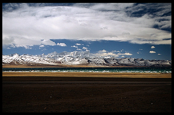 The snowy Nyenchen Tanglha massif (7111m) at lake Nam Tso.